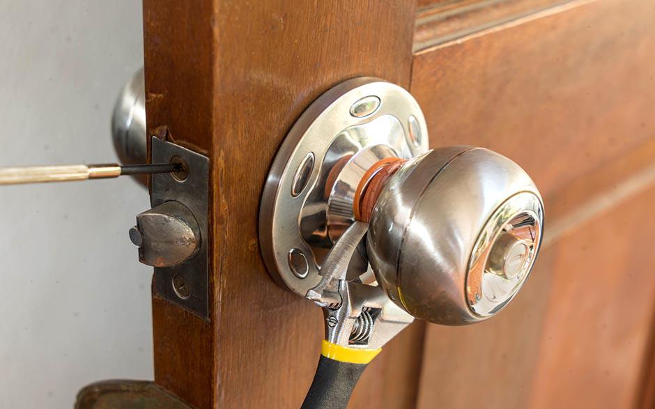 changer serrure porte Tarascon